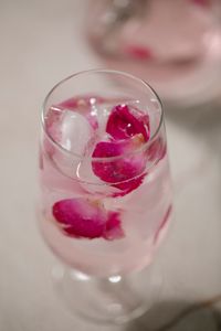 Water met rozenblaadjes